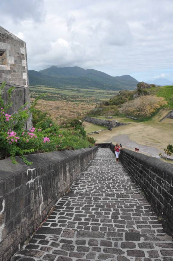 Subindo a fortaleza Brimstone Hill, na ilha de St. Kitts - Caribe